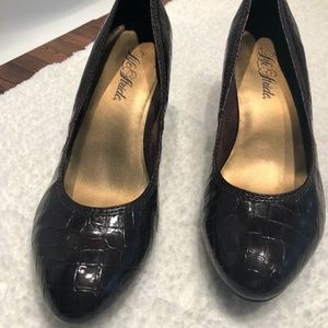 Life Stride Armony Brown Crocodile Print Pump 10M